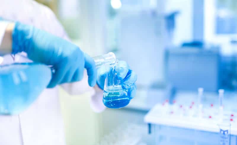 ¿Es buena idea ponerle aretes a una bebé recién nacida?